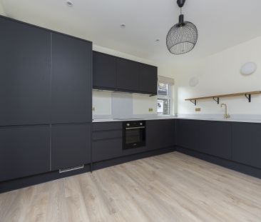 Exceptional 3 bed 2 bath apartment TO LET in Raynes Park - Photo 6