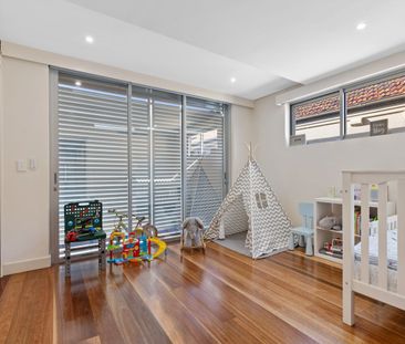 Executive Living Moments to the Harbour - Photo 3