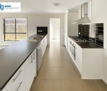 Modern & Spacious 4 Bedroom Home with Double Lock-Up Garage! - Photo 6