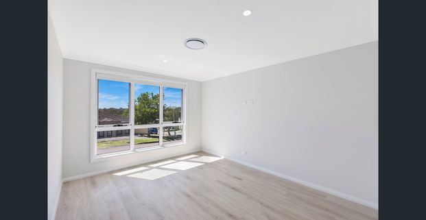 Brand new low maintenance with solar home ready to move into asap - Photo 1