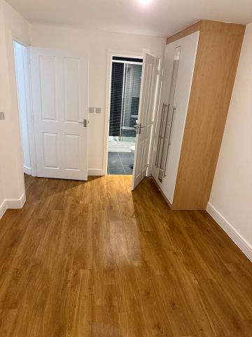 2 Bed Flat, Gants Hill, IG2 - Photo 2