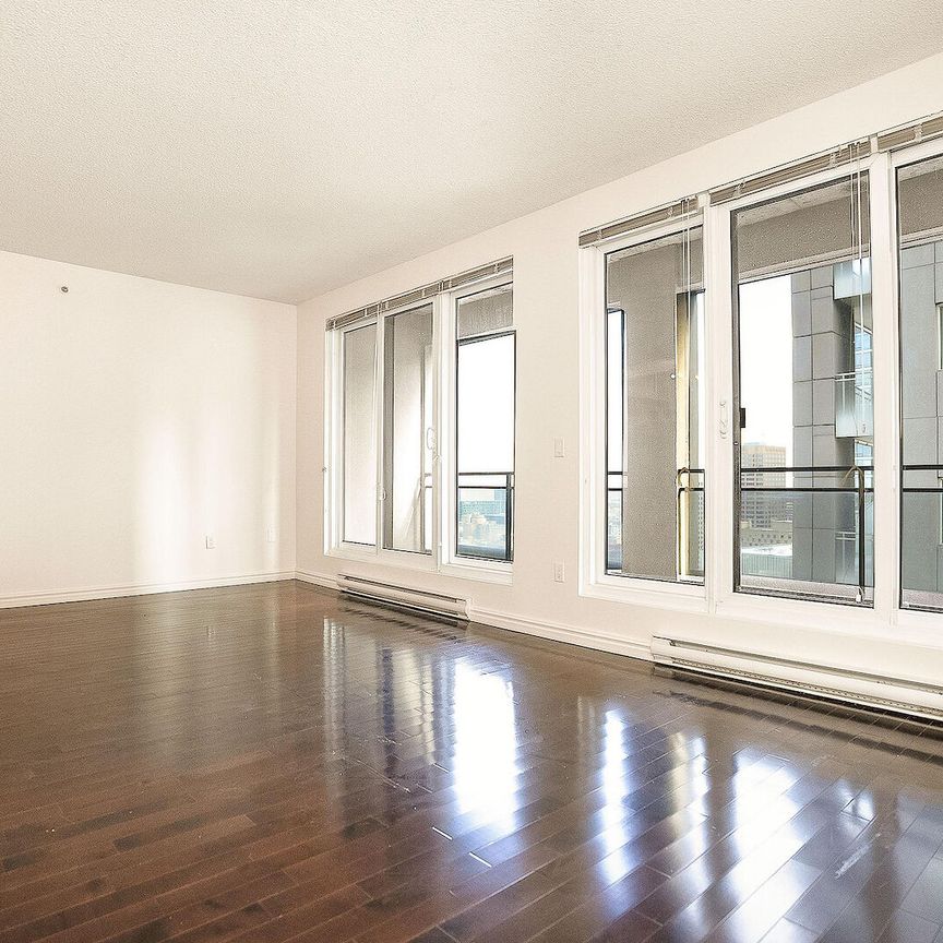 Le 400 Sherbrooke Ouest is located a few steps away from Montreal's Quartier des Spectacles. - Photo 1