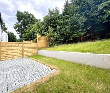 Bagshot Manor Gardens, Bagshot, Surrey, GU19 - Photo 6