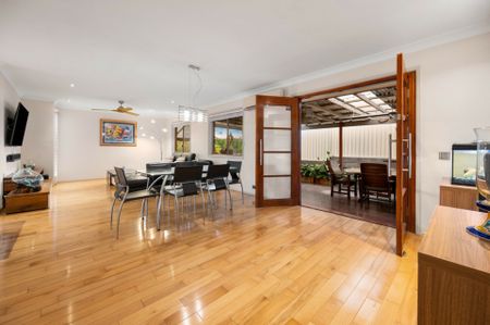 STYLISH HOME IN SOUGHT AFTER AREA!!! - Photo 4