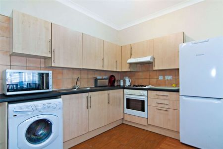 Three bedroom flat with a private garden that is ideal for sharers. - Photo 5