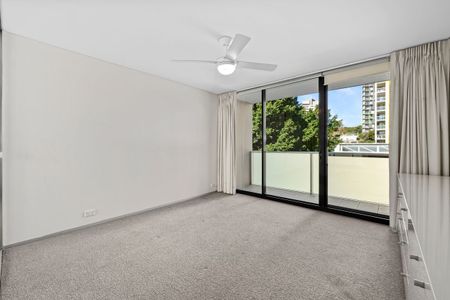 Stylish Two Bedroom Residence - Photo 4