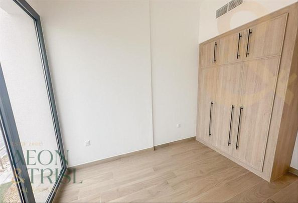 Vacant soon | Townhouse view | Mid Floor - Photo 1