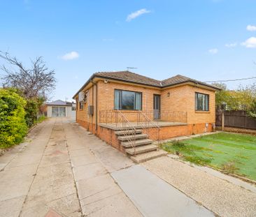 Spacious Family Home Close to Bus stop - Photo 1
