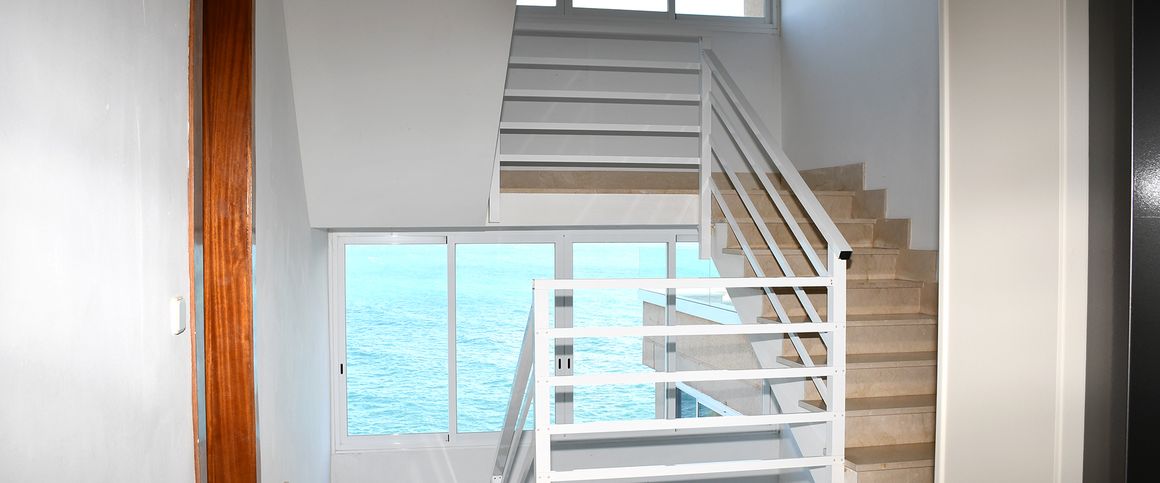 Helle Erdgeschosswohnung mit großer Sonnenterrasse, Gemeinschaftspool in erster Meereslinie und direktem Meerzugang in Cala Vinyas verfügbar ab 15. Dezember 2025 - Photo 1