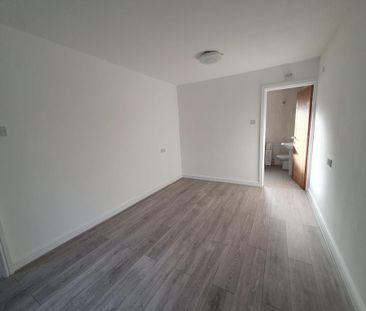 4 bedroom semi-detached house to rent - Photo 5