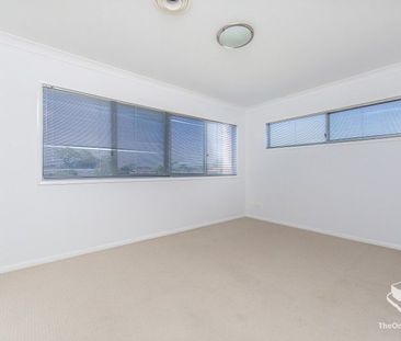 Large 2 Bed/2 Bath unit & Bay breezes - Photo 1