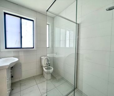 Spacious 5-Bedroom Home - Perfect for Families - Photo 5