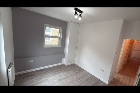 3 Bed Flat, Aslett Street, SW18 - Photo 4