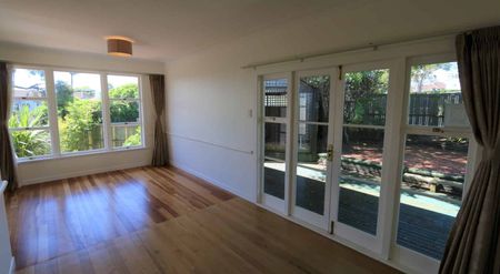 Three bedroom, Pets allowed - Photo 2