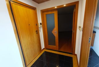 Apartamento T3 com Terraço Privativo para Arrendamento em Nova Queijas