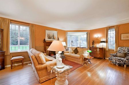 Short let: all bills included. Immaculate and gated home with large office / games room and mature gardens in sought after St. Leonards Hill, Windsor. - Photo 2