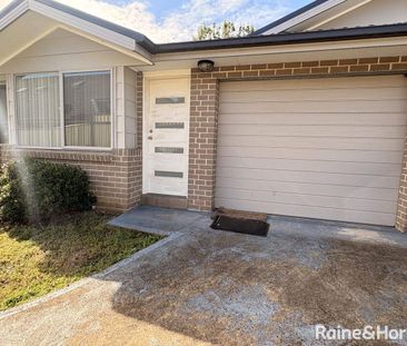 Freshly Painted and Brand New Carpet Villa - Photo 6