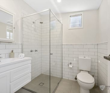 FULLY FURNISHED + RENOVATED ONE BEDROOM + HIP NEIGHBOURHOOD - Photo 5