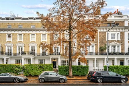 Beautifully presented throughout, this third floor flat in a period conversion is found on one of South Kensington's premier garden squares. - Photo 2