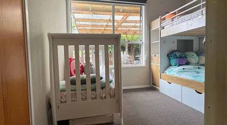 A home on 1/4 acre in the centre of Riverhead - Photo 2