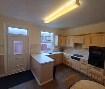 2 bed Terraced - To Let - Photo 4