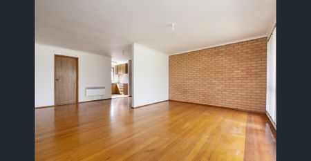 ~ 3 Bdrm Unit ~ Rear of Block with Large Yard - Polished Floorboards - Photo 2