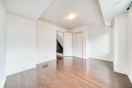 Condo Townhouse For Lease | E8144918 - Photo 2