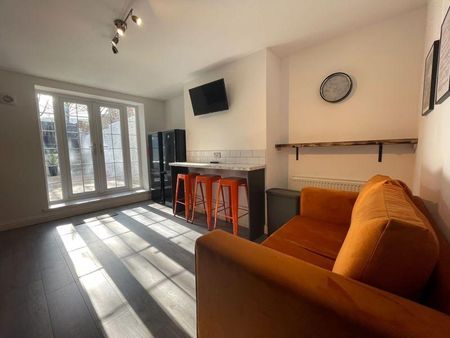 1 bedroom in a house share to rent - Photo 3