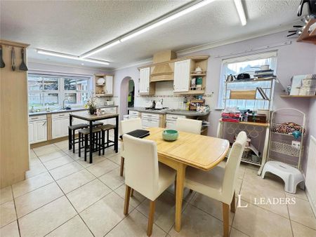 4 bedroom detached house to rent - Photo 5