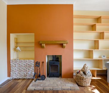 A three bedroom, semi-detached house with a large garden and garden... - Photo 5