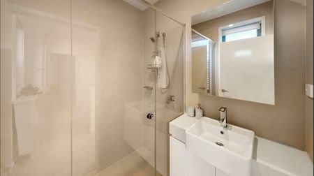 2/18 Lesley Street, Camberwell VIC 3124 - Townhouse For Rent | Domain - Photo 4