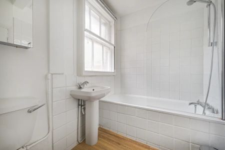 3 bedroom flat in London - Photo 5