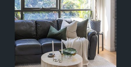 Luxe contemporary style & 'courtyard home' ambiance - Photo 4