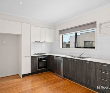 4 Lithgow Way, MOOROOLBARK - Photo 5