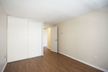 Little Italy - Steps to new Line 2 O-Train station - Quick and easy access to Carleton University - Photo 4