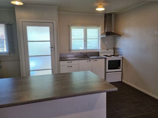 Quiet 2 bedrm unit. Newly decorated. - Photo 1