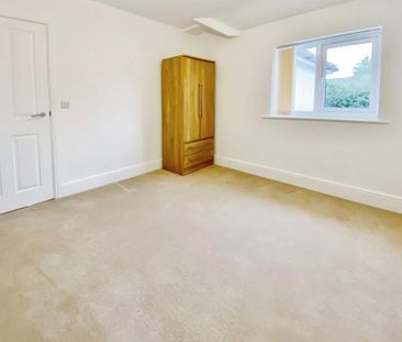 4 bedroom semi-detached house to rent - Photo 4