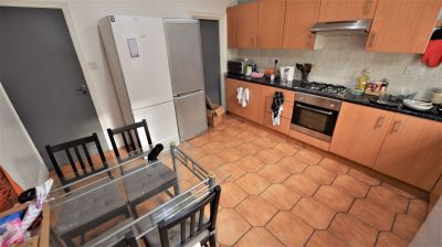 8 bedroom House in & Meadow View, Leeds - Photo 4