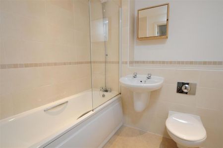 3 bedroom flat to rent - Photo 5