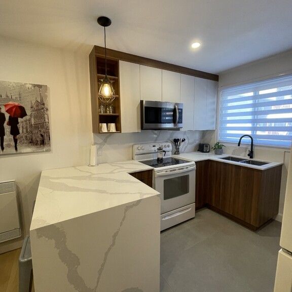 GRAND 4 1/2 MEUBLÉ ET ENTIÈREMENT RÉNOVÉ - Photo 1