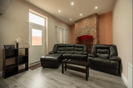 3 bedroom semi-detached house to rent - Photo 2