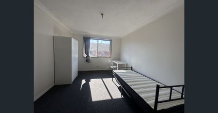 Single room in a shared boarding house - Photo 4