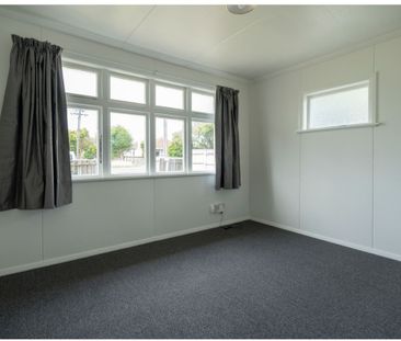 Great 3 bedroom home on Queenwood - Photo 3