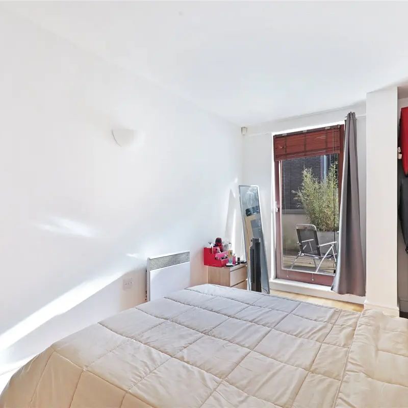 2 bedroom flat in Assam Street - Photo 1