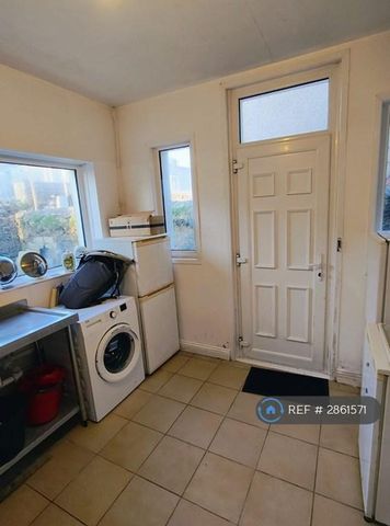 1 bedroom in a house share to rent - Photo 3