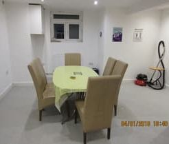 6 Bed - 45 Chestnut Avenue, Hyde Park, Leeds - LS6 1AZ - Student - Photo 3