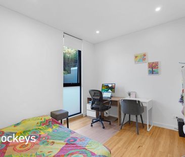 Elegant Parkside Residence - Photo 3