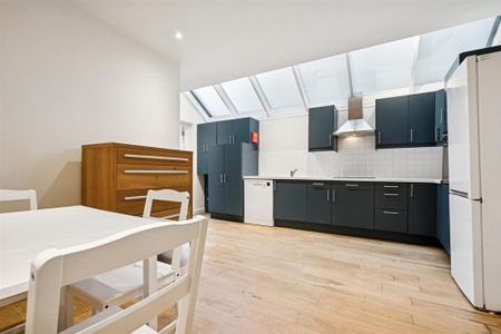 3 bedroom flat to rent - Photo 5