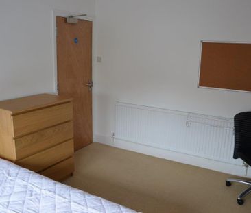 4 bedroom semi-detached house to rent - Photo 5