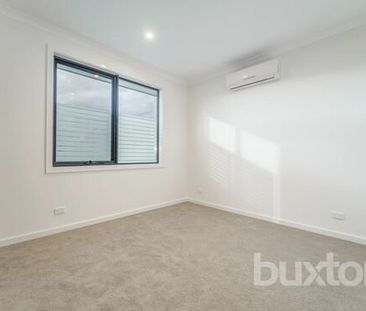 Lovely Townhouse in Good Location - partially furnished - Photo 6